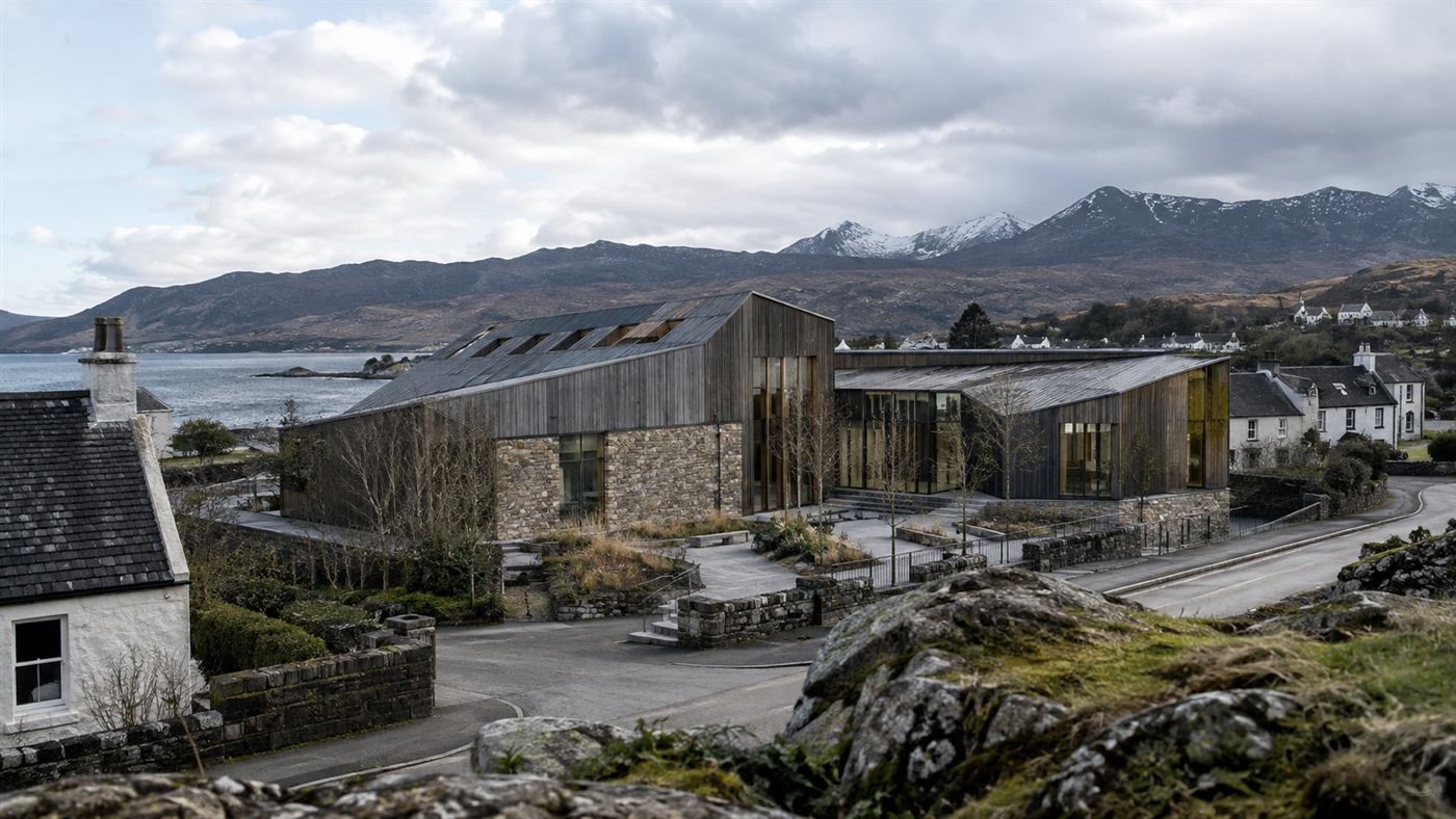 An T-Eathar: the centre in its village setting, with the mountains behind