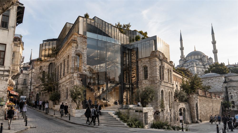 Müdrik School of Architecture: a historic stone building opened by a glass atrium in Istanbul
