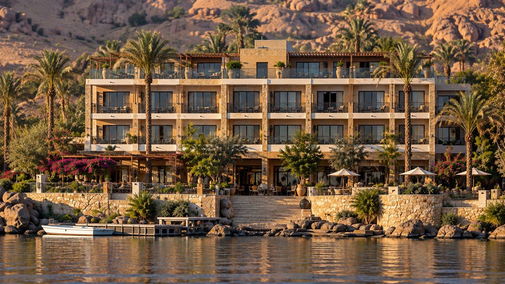 Nile View Hotel: stone terraces stepping down to the river at Aswan